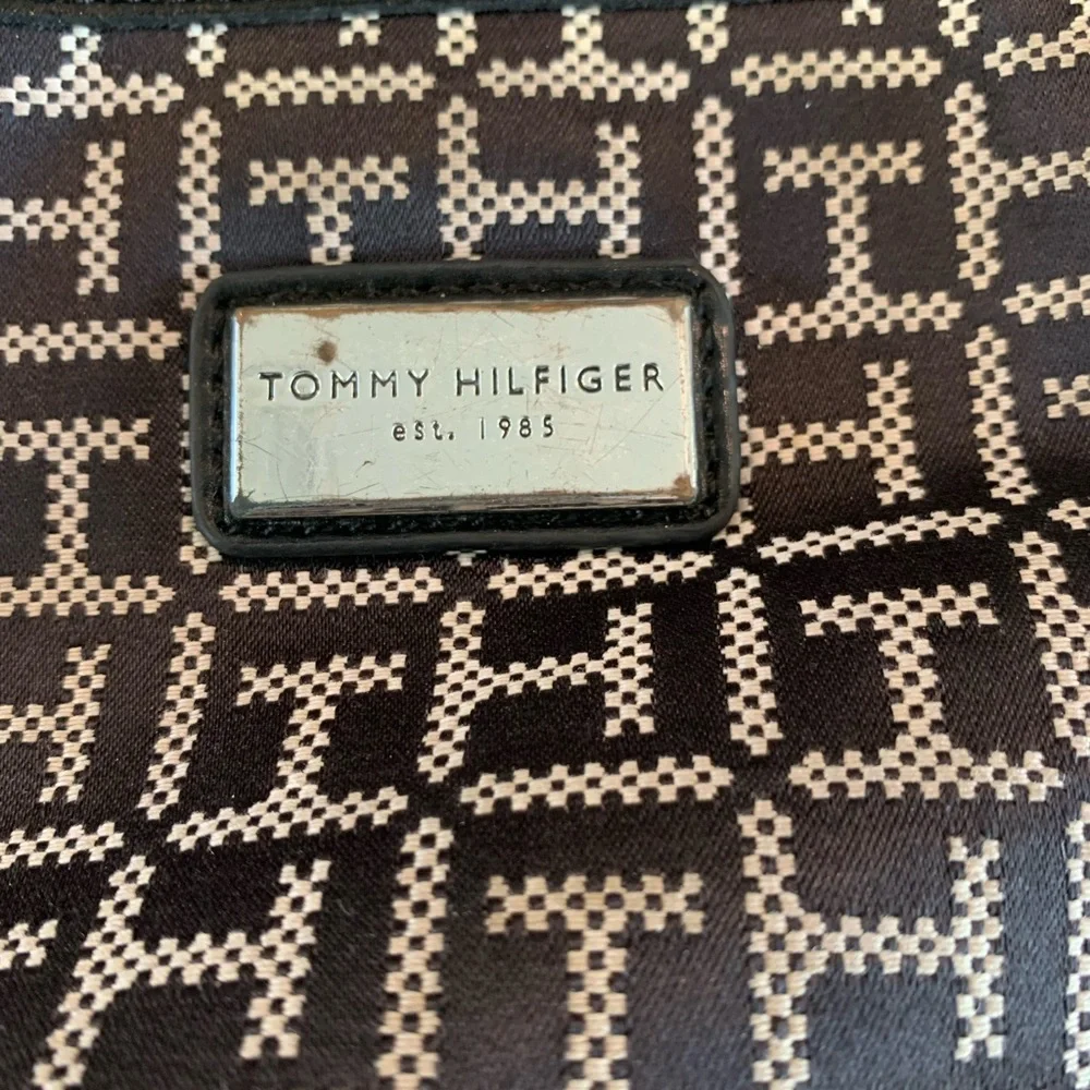 Tommy Hilfiger Garden Classics II-Medium Crossbody - Picture 9 of 9